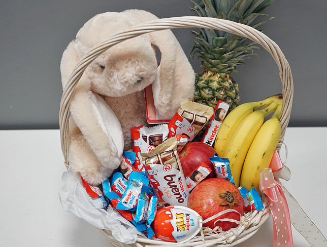 Корзина с фруктами, сладостями и кроликом(под заказ, 24 часа) Фото